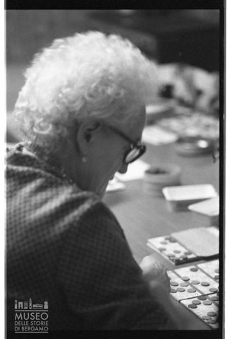 Donna che gioca a tombola