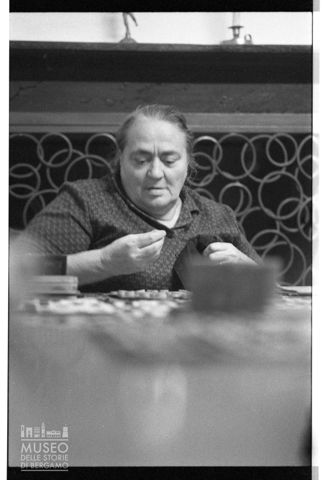 Anziana che gioca a tombola