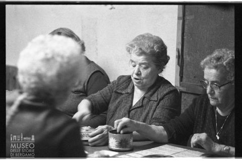 Anziane che giocano a tombola