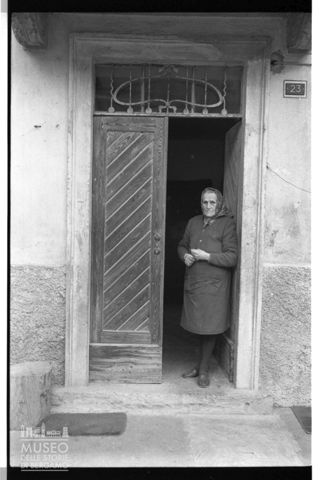 Anziana sull'uscio di casa