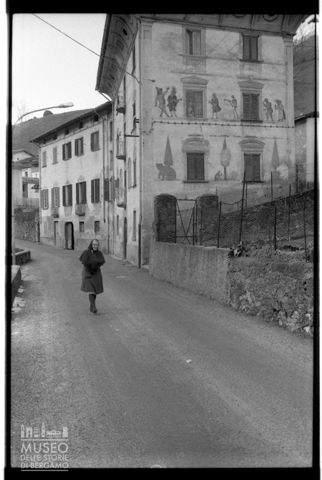 Anziana in via Roma a Cassiglio