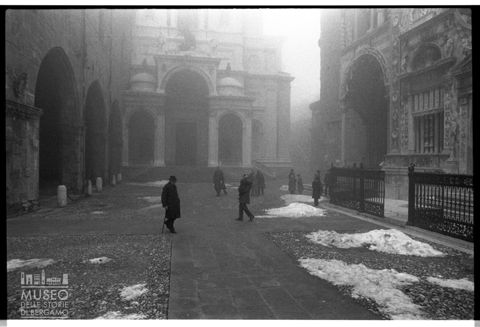 Piazza Duomo con la neve