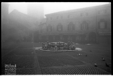 Piazza Vecchia nella nebbia