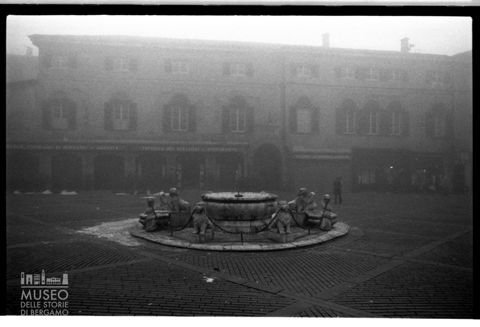 Piazza Vecchia nella nebbia