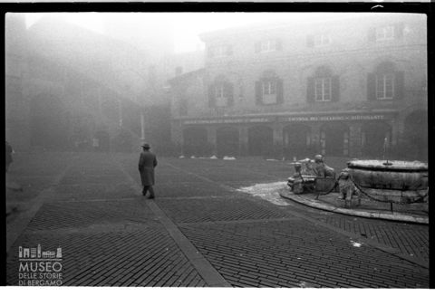 Piazza Vecchia nella nebbia