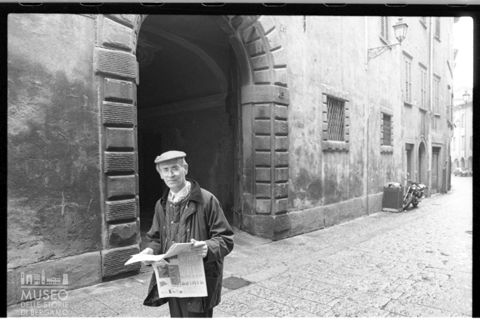 Uomo con giornale