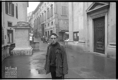 Giovane uomo di fronte a Sant'Alessandro in colonna