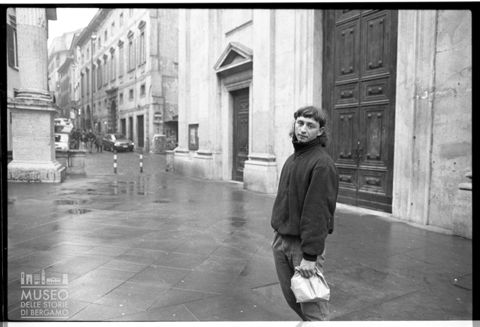 Giovane uomo in via Sant'Alessandro