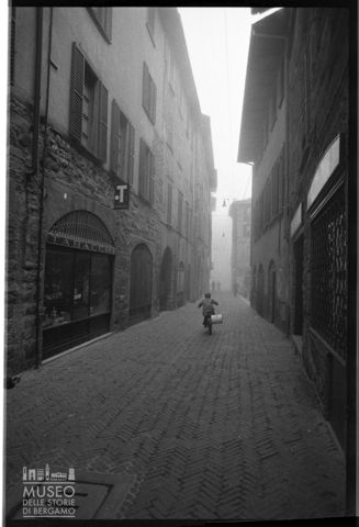 Bambino in bicicletta in via Colleoni
