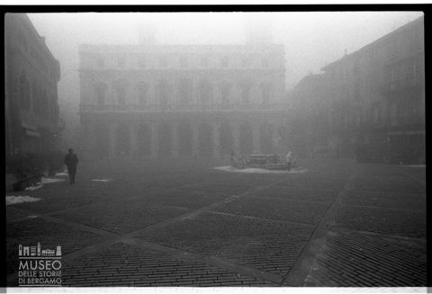 Piazza Vecchia nella nebbia