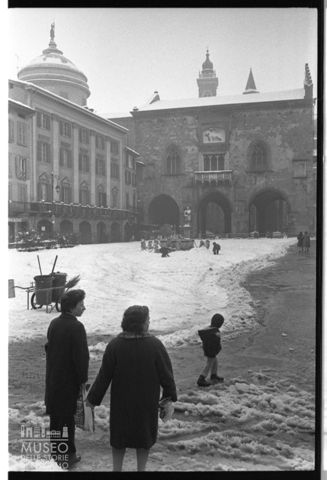 Piazza Vecchia con la neve