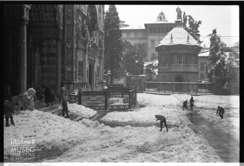 Piazza del Duomo con la neve