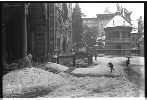 Piazza del Duomo con la neve