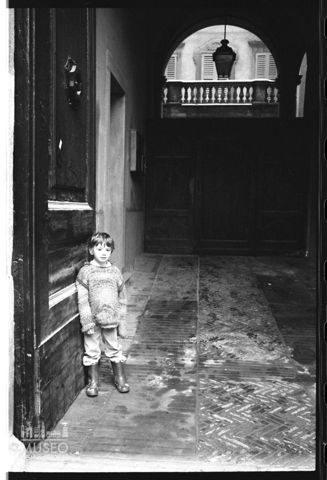 Francesco sul portone di casa