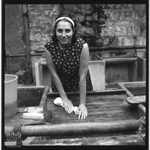 Donna al lavatoio della Boccola