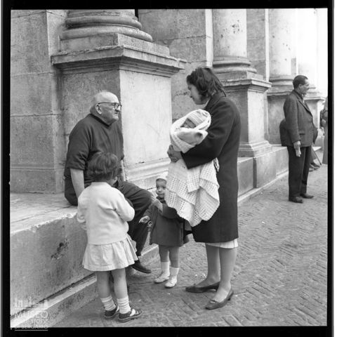 Conversazione di fronte alla biblioteca Mai