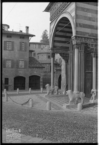 Porta dei leoni bianchi in Santa Maria Maggiore