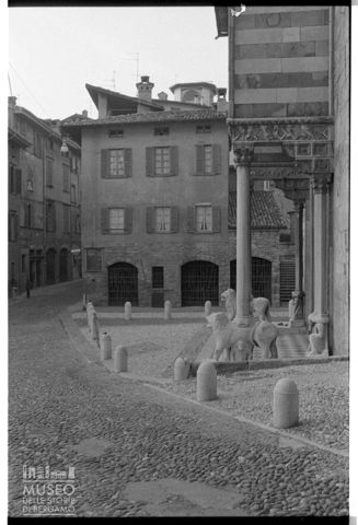 Porta dei leoni bianchi in Santa Maria Maggiore