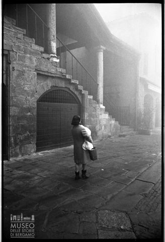 Donna con bimbo in piazza Vecchia