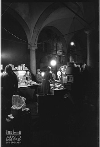 Il formaggiaio nella loggia di via Gombito