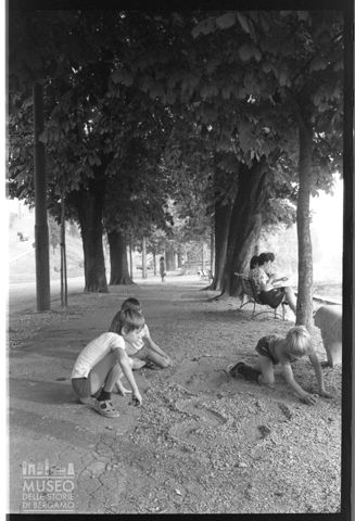 Bambini che giocano nello spiazzo lungo le Mura Veneziane