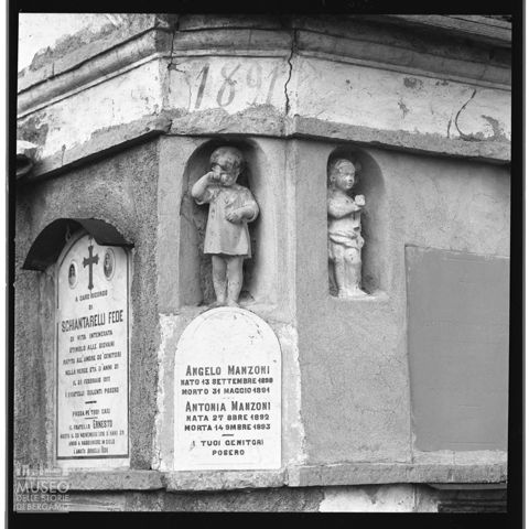 Lapidi e sculture funebri nel cimitero di Rota Fuori