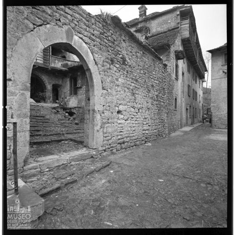 Scorcio di una via a Bustoseta, frazione di Locatello