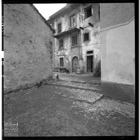 Scorcio di un cortile in Valle Imagna