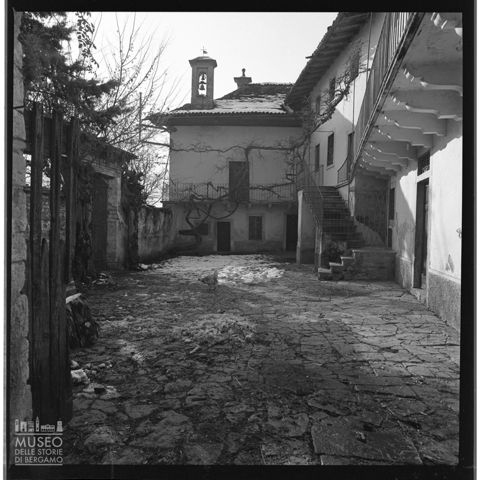 Scorcio del cortile di Ca' Berizzi a Regorda Imagna