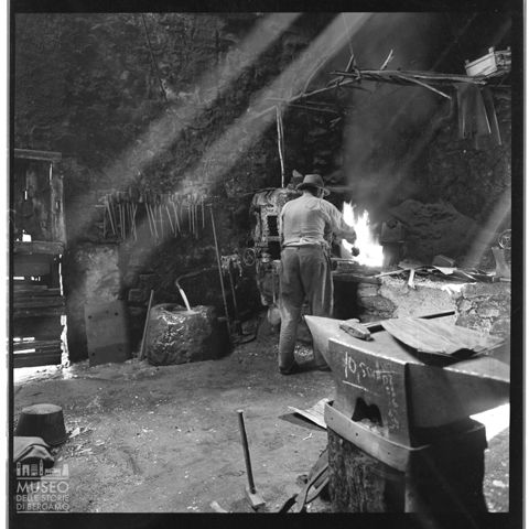 Nell'officina di un fabbro in Valle Imagna