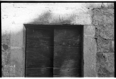 Particolare di una porta a Locatello