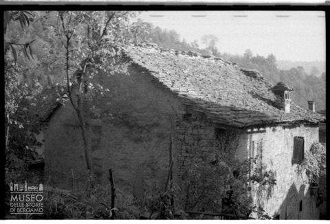Scorcio di una casa a Locatello