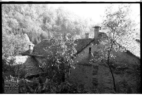 Scorcio di una casa a Locatello