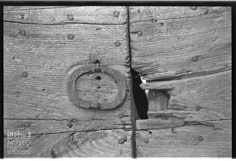 Particolare di portone a Selino Alto