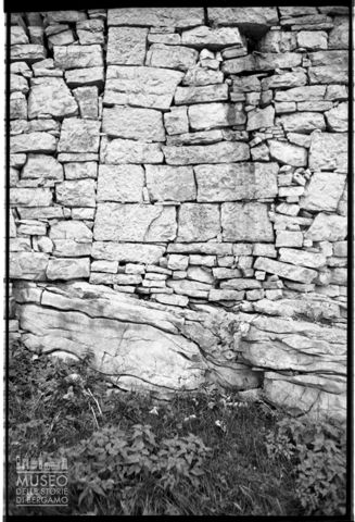 Particolare di un muro a pietra viva a Rota d'Imagna