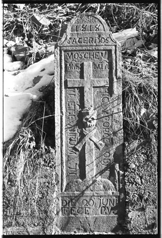 Lapide funeraria a Prato del Sole, presso Berbenno