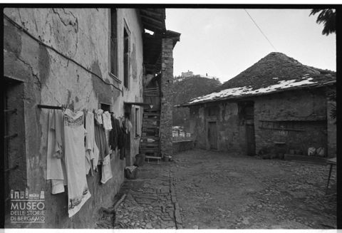 Scorcio di due case rurali in Valle Imagna
