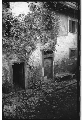Facciata di una casa in Valle Imagna