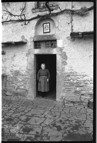 Ritratti di donna sull'uscio di casa in Valle Imagna