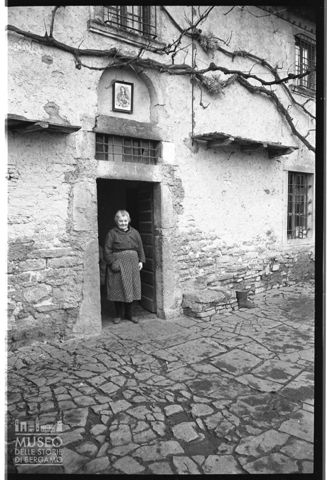 Ritratti di donna sull'uscio di casa in Valle Imagna