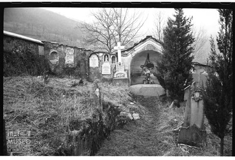 Un angolo del cimitero di Rota Fuori