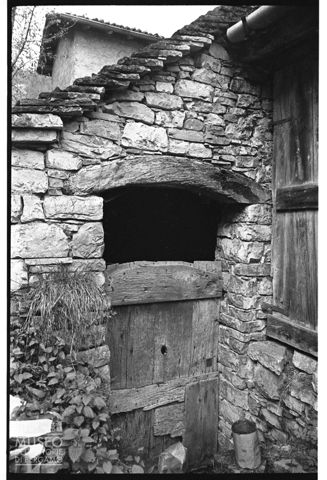 Porta di una stalla in Valle Imagna