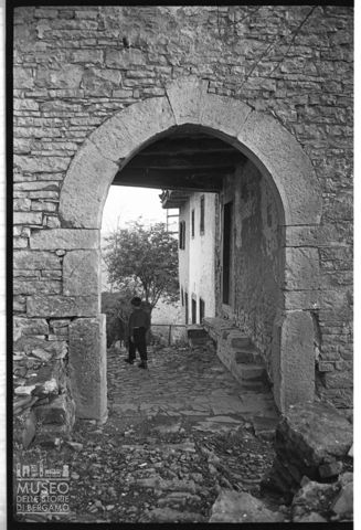 Ingresso ad arco in un edificio valdimagnino