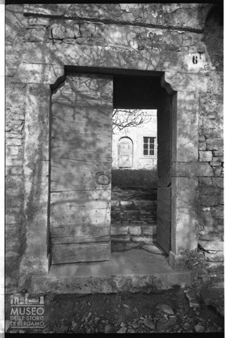 Ingresso ad architrave in un edificio valdimagnino