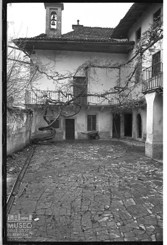 Scorcio del cortile di Ca' Berizzi a Regorda Imagna