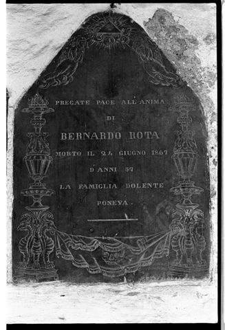 Lapide funeraria nel cimitero di Valsecca