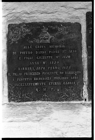 Lapide funeraria nel cimitero di Valsecca