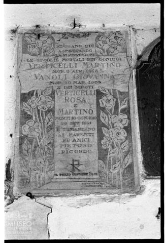 Lapide funeraria nel cimitero di Valsecca