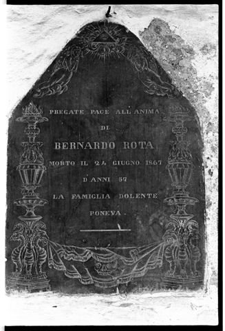 Lapide funeraria nel cimitero di Valsecca