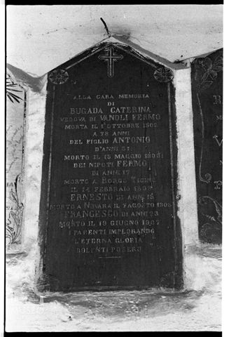 Lapide funeraria nel cimitero di Valsecca